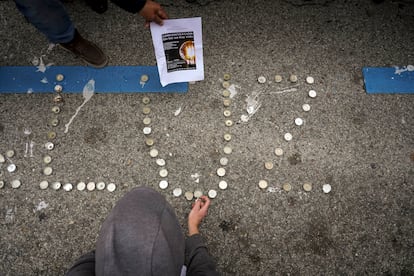 Velas colocadas en el suelo durante el acto de protesta.