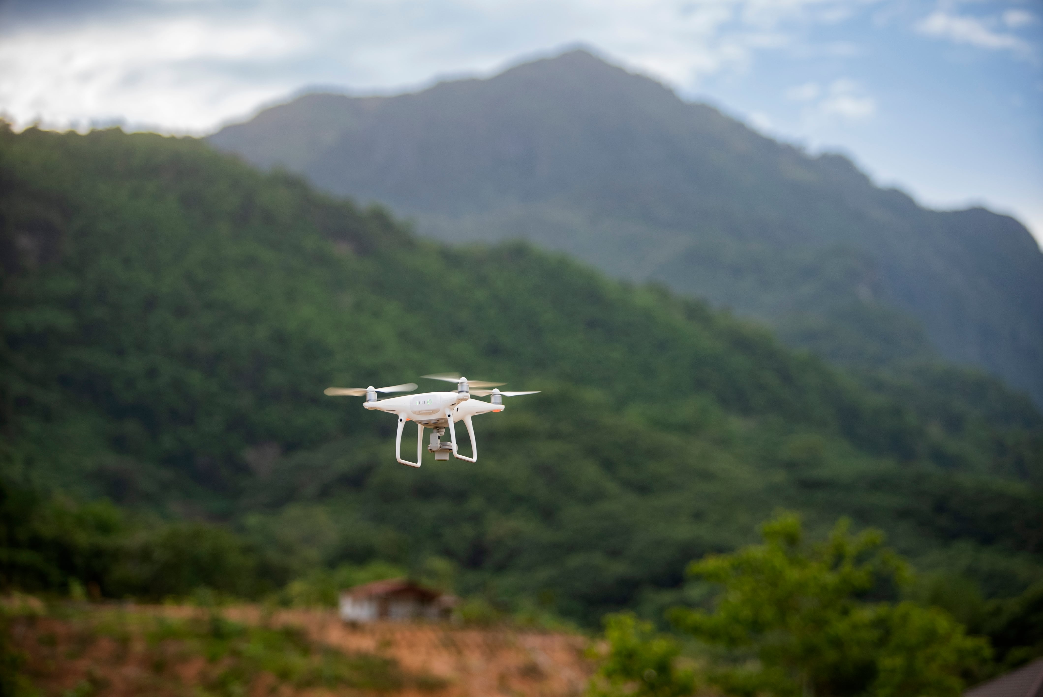 Un dron sobrevuela unas montañas.
