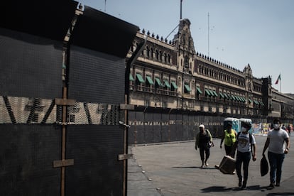 Una valla instalada frente al Palacio Nacional en preparación para la próxima manifestación del Día Internacional de la Mujer.