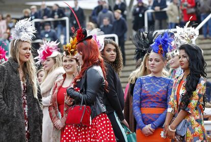 El Gran Premio de Cheltenham reunió a elegantes damas con originales tocados.