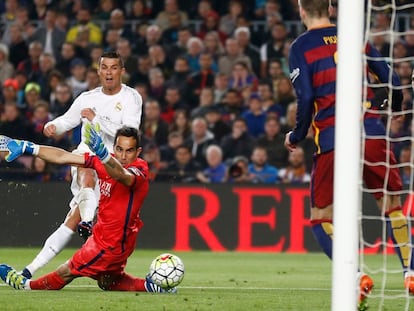 Ronaldo chuta para marcar o gol da virada.