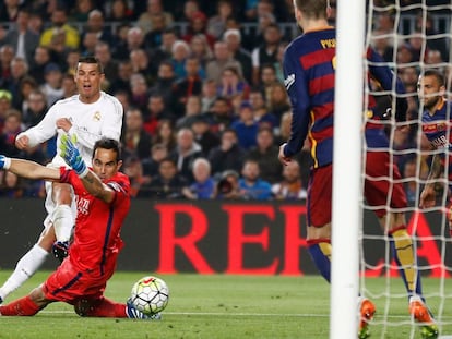 Ronaldo chuta para marcar o gol da virada.