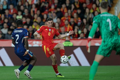 El centrocampista de la selección española Fabián Ruiz  juega un balón ante Lutsharel Geertruida, de Países Bajos, durante el partido de vuelta de los cuartos de final de la Liga de Naciones que las selecciones de España y Países Bajos disputan este domingo en el estadio de Mestalla, en Valencia. 