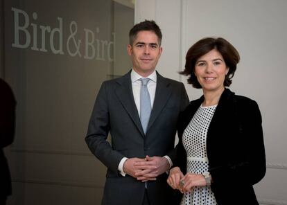 Santiago Lardiés, responsable del área de Private Equity en España, y Lourdes Ayala, socia de Corporate y M&A de Bird & Bird.