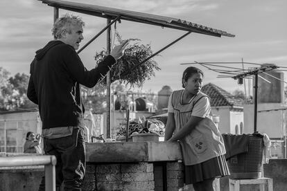 Alfonso Cuarón dirige a la protagonista de ‘Roma’, su alabado último filme producido por Netflix.