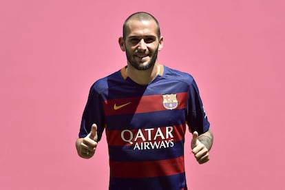 La primera incorporación del Barcelona se fraguó tras la consecución de la cuarta Liga Europa por parte del Sevilla. El conjunto azulgrana desembolsó 19 millones por Aleix Vidal, que había cuajado una brillante campaña en el conjunto hispalense, al que había llegado un año antes por tres millones de euros procedente del Almería.