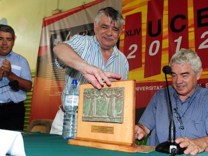 Pasqual Maragall recibiendo este jueves el premio Canigó de la Universidad Catalana de verano. Al fondo, Francesc Homs, portavoz del Gobierno.