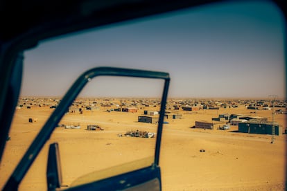 Los 176.000 refugiados que la ONU estima que viven en los cinco campamentos en Tinduf (Argelia) mantienen una vida precaria, casi dependiente al 100% de la ayuda humanitaria, desde hace casi medio siglo. Las temperaturas se están elevando, además, y los sirocos son cada vez más frecuentes. 