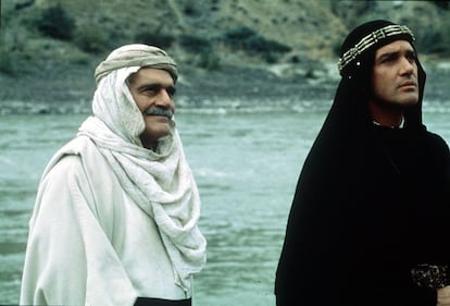 Sharif amb Antonio Banderas en una escena de la pel·lícula 'El guerrero nº 13'.