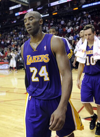 Kobe Bryant y Steve Nash se retiran al vestuario tras caer ante los Rockets.