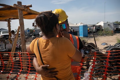 Sergio Martínez recibe la bendición de su esposa, Victoria Guajardo, durante la operación de rescate de su hermano, Jorge Luis, uno de los nueve mineros atrapados por el derrumbe de un pozo de carbón en Coahuila.