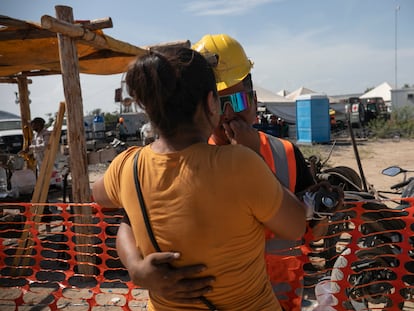 Sergio Martínez recibe la bendición de su esposa, Victoria Guajardo, durante la operación de rescate de su hermano, Jorge Luis, uno de los nueve mineros atrapados por el derrumbe de un pozo de carbón en Coahuila.