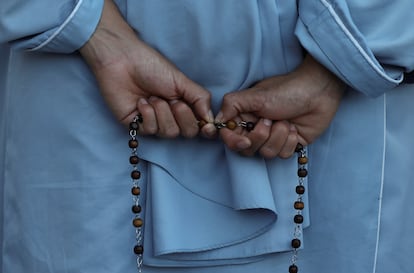 Una persona sostiene un rosario en la plaza de San Pedro, este miércoles. 