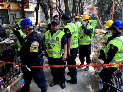 Rescatistas durante el terremoto de la Ciudad de México el 19 de septiembre.