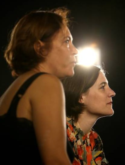 La directora, Carla Simón (derecha), y la productora, Valérie Delpierre, de 'Verano 1993' tras el anuncio de la película española que competirá a los Oscars.