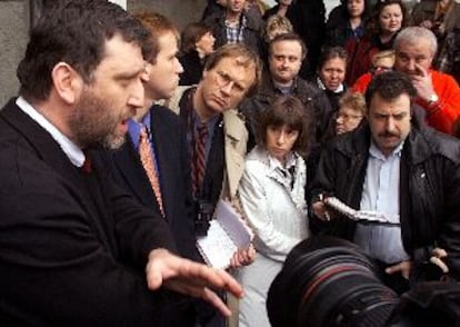 El destituido director del semanario <i>Itogui</i>, Sergéi Parkhomenko, con gran parte de la redacción en la puerta del edificio, en Moscú.