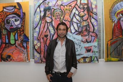 El actor Jordi Mollà junto algunas de sus obras en el Collectors Dinner en el Mondrian Hotel Miami, el 4 de diciembre de 2018 en Miami, Florida.