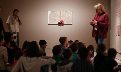 Un taller infantil celebrado en el MNAC durante una exposición.