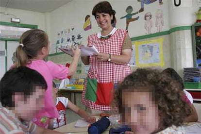 Esperanza Fernández y su clase de infantil en el colegio Francisco de Goya, de Almería.