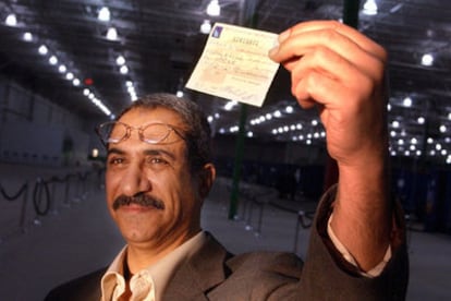 Abdulrasul al Hayder, un iraquí residente en EE UU, muestra su identificación de votante en Southgate (Detroit).