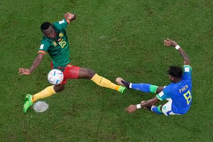 Tolo Nouhou (izquierda de la imagen) intenta bloquear un disparo del brasileño Fred. 
