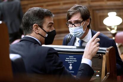 El presidente del Gobierno, Pedro Sánchez, conversa con el ministro de Sanidad, Salvador Illa.