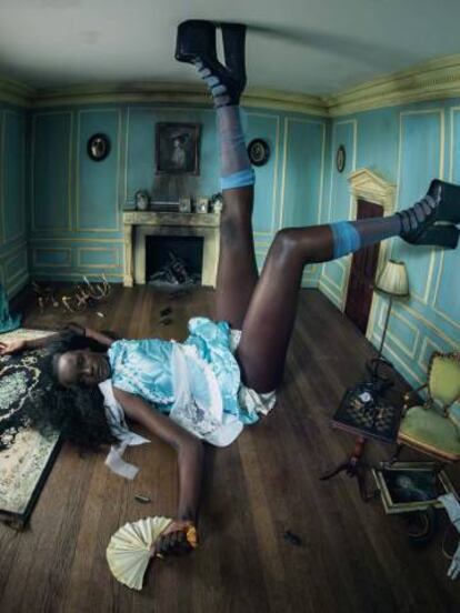 La modelo Duckie Thot, como el personaje de Alicia, fotografiada por Tim Walker para el calendario Pirelli 2018.