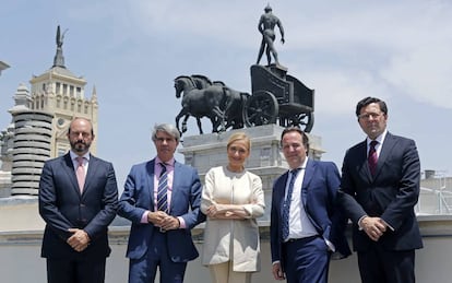 Cristina Cifuentes, en el centro, durante el Consejo de Gobierno celebrado este martes en la sede de la Consejer&iacute;a de Medio Ambiente.