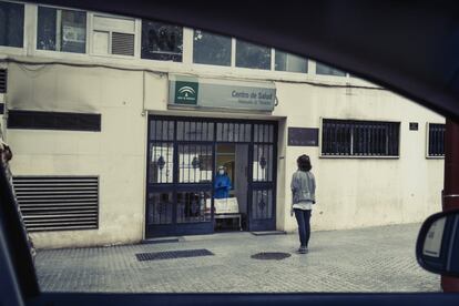 Una usuaria espera en la calle a que una sanitaria le de permiso de acceso al centro de salud Marqués de Paradas, el 20 de abril.