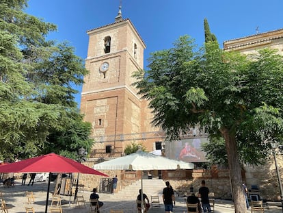 Vecinos de Tielmes siguiendo en una pantalla gigante una de las misas en honor a los patronos, los Santos Niños Justo y Pastor.