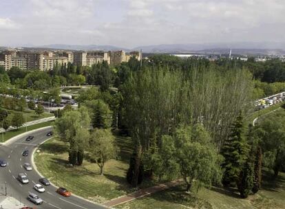 A la izquierda, vista del aparcamiento y del parque de Arriaga, donde est previsto construir la estacin.