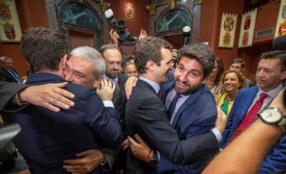 El investido presidente de la Comunidad de Murcia, Fernando López Miras (d), abraza al presidente del PP, Pablo Casado, el pasado viernes.