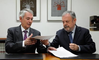 Antón Damborenea y Pedro Azpiazu, este lunes durante la firma del acuerdo presupuestario.