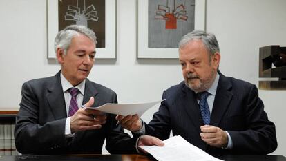 Antón Damborenea y Pedro Azpiazu, este lunes durante la firma del acuerdo presupuestario.