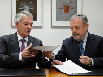 Antón Damborenea y Pedro Azpiazu, este lunes durante la firma del acuerdo presupuestario.