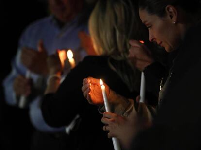 Varias personas encienden velas en memoria de las víctimas de la masacre de Las Vegas.