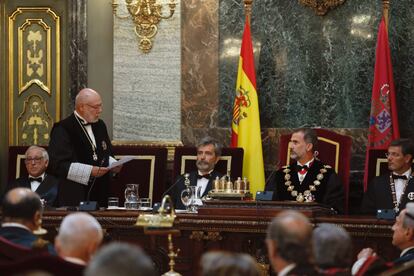 El fiscal general del Estado, José Manuel Maza (i), pronuncia su discurso durante la solemne sesión de apertura del año judicial 2017/2018 presidida por el rey Felipe VI hoy en el Salón de Plenos del Tribunal Supremo. 