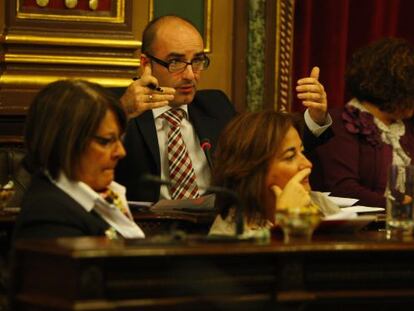 Andoni Aldekoa hace un gesto durante un pleno del Ayuntamiento de Bilbao.
