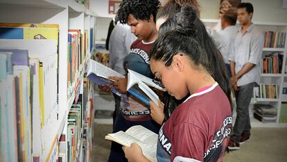 Programa Escola Digna leva bibliotecas a escolas do Maranhão.