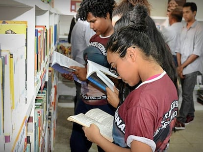 Programa Escola Digna leva bibliotecas a escolas do Maranhão.