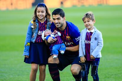 Luis Suárez, con sus tres hijos, en el Camp Nou en 2018.