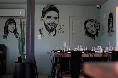 Desde el anuncio de su traspaso, el futbolista ha sido inmortalizado en diferentes puntos de la ciudad. En la imagen, uno de los muros del restaurante Kao Bar & Grill, en el área de Hallandale Beach, con la imagen de Messi y la frase “¡Andá pa’ alla bobo!”.