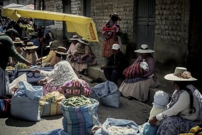 En los meses de la cuarentena por la pandemia de covid-19, muchas familias sin recursos en las zonas vulnerables de las ciudades se hundieron por la crisis alimentaria. “En este tiempo, volvió una costumbre antigua: en muchas comunidades, los pequeños agricultores han enviado remesas y comida a sus familiares en Lima, Ica y Tacna”. Es aquí, en el mercado semanal de Ilave, donde los pequeños agricultores venden sus productos al mayorista que luego lo llevan a las ciudades.