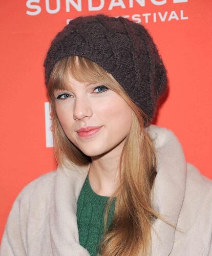 A Taylor Swift solo le hace falta un gorrito de lana, un maquillaje natural y un abrigo sencillo para estar perfecta.