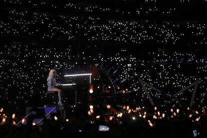 Lady Gaga, durante su actuación en la Super Bowl de 2017, sentada en una de las banquetas de piano de la fábrica de Algemesí (Valencia).