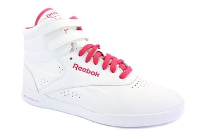 Un clásico renovado. Zapatillas míticas de bota de Reebok combinadas con rojo. (60 euros aprox).