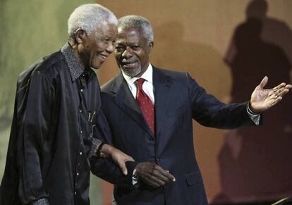 Nelson Mandela, presidente de Sudáfrica, junto con el secretario general de la ONU, Kofi Annan, en la 5ª edición Conferencia Anual Nelson Mandela, celebrada en 2007.