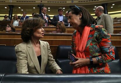 La ministra de Defensa en funciones, Margarita Robles, conversa con la vicepresidenta en funciones, Carmen Calvo, antes del comienzo del pleno.