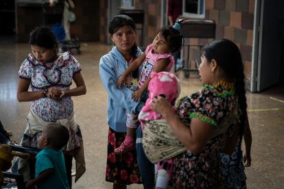 Mujeres Embera con sus hijos en la Terminal de Transportes.