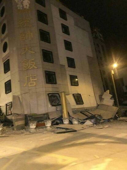 Vista del hotel Tongshuai dañado tras el terremoto de 6,4 grados de magnitud en la escala de Richter en Hualien (Taiwán). Las autoridades de Taiwán informan de personas atrapadas y daños en edificios e infraestructuras a causa del terremoto que sacudió hoy la isla y desencadenó el pánico entre los habitantes, el 6 de febrero de 2018.